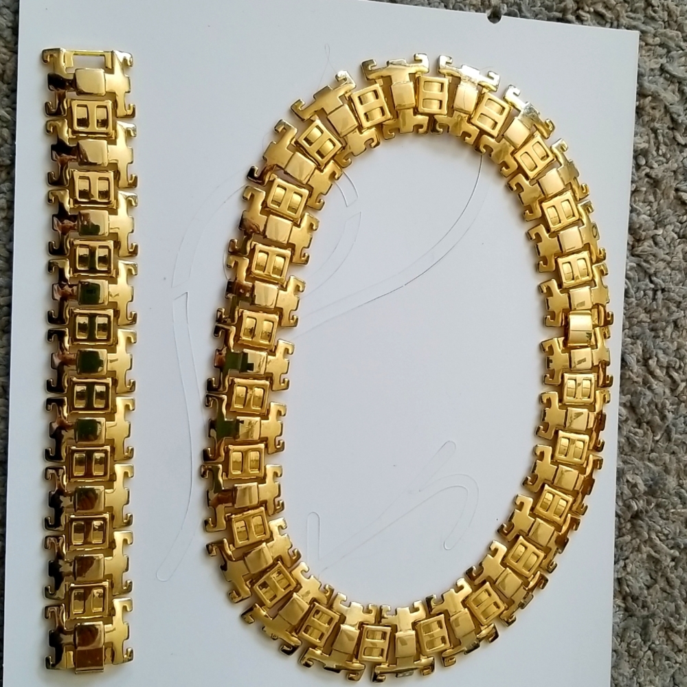 Matching set gold plated 18 in. neckace and 7 in. bracelet custom jewlrey.